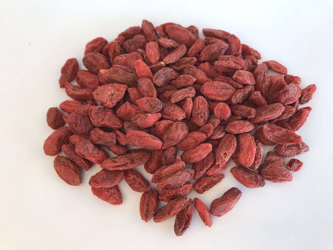 Red Goji Berry Dried Fruit Snacks Raw Material , Dehydrated Fruit Snacks OEM Avaliable