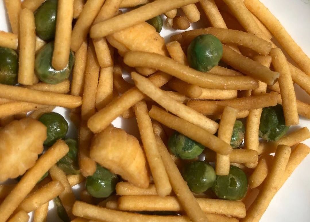 Nitrogen Pillow Bag Packing Crispy Rice Cracker Mix With Green Peas
