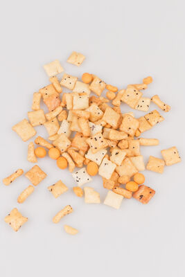 Chilli Flavor Rice Crackers and Peanuts Mix - HACCP Certified Soya Bean Snacks with Customizable Flavors