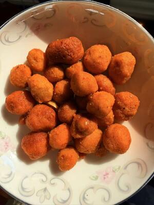 Golden Yolk Crunch Peanut Snack with Salted Egg Yolk and Spicy Flavor in Customized OEM Packing