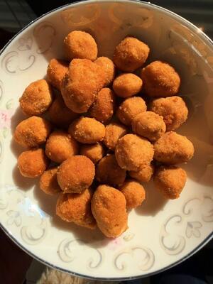 Golden Yolk Crunch Peanut Snack with Salted Egg Yolk and Spicy Flavor in Customized OEM Packing